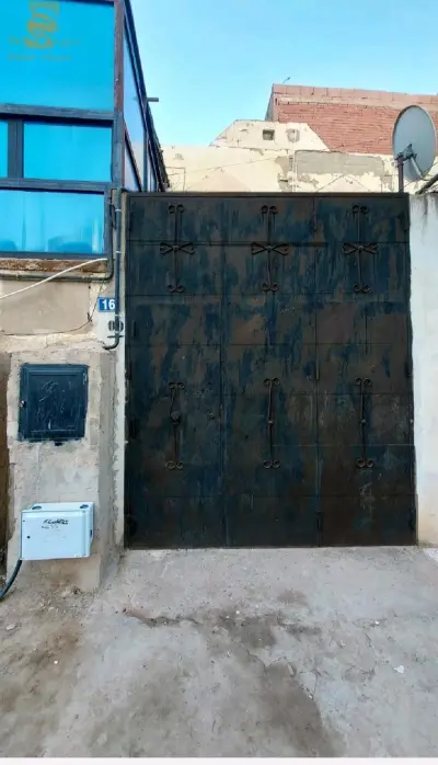 عندي سكنة F3 للبيع في عين الأشياخ مقابلة لابوليس (سكنات واحد فوق واحد سيباربوزي ) أرضي فيه عقد ملكية فيها الغاز ، الماء والكهرباء لي باغي يشري يعيطلي على الرقم 0675015742