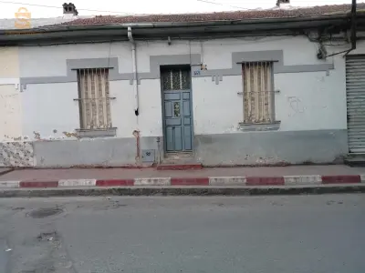مسكن قابل للتحويل الى تلات محلات تجارية بدفتر عقاري في وسط مدينة المدية