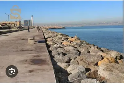 Villa à vendre dans la tour Al-Kifan, en face de la mosquée Tawbah, avec un lido démoli, surplombant la mer