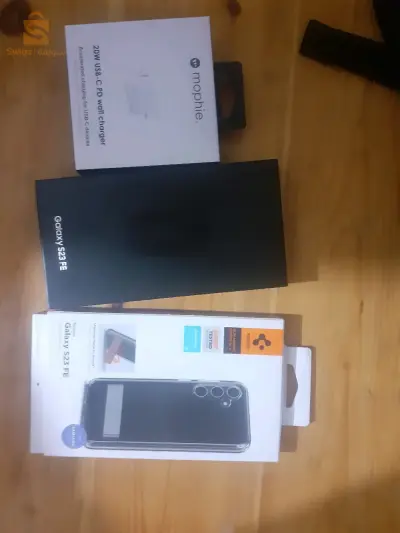 Samsung Galaxy s23 FE (couleur disponible noir et blanc) + anti choc d'origine + chargeur -canada-