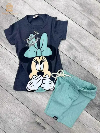 De superbes vêtements d'été pour filles