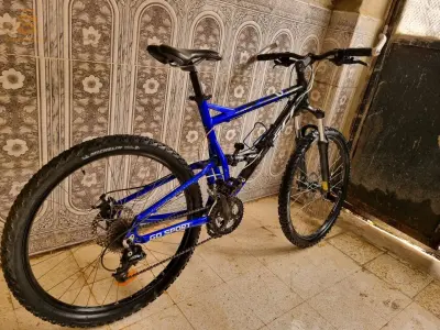 vélo de montagne 
marque scraper 
tt est d'origine 
avec une double suspension 
et frêne disque 
des pneus Michelin 
vitesse 9/3 chimano 
nmr: 0781682599