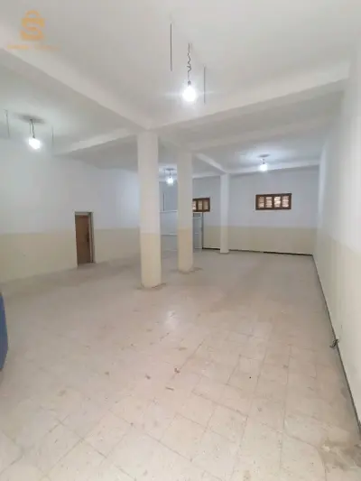baba Hassen a cote de la mosquée de kartala