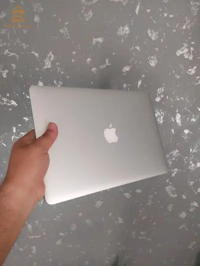 macbook air 2015 avec chargeur original état 10/10