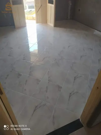 منزل ذو طابقين مزود بجميع مستلزمات الحياة وذو طابع تجاري