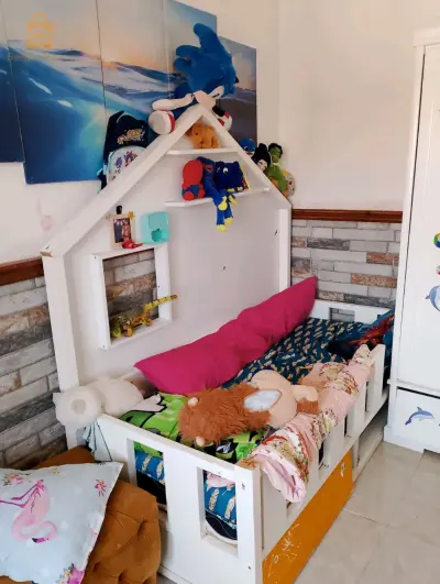 lit cabane avec armoire