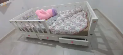 A  vendre : Lit en bois hêtre avec matelas 190x90, jamais utilisé, avec 3 tiroirs**

Je vends un lit en bois de dimensions 190x90 cm, accompagné d'un matelas neuf, jamais utilisé. Le lit dispose de trois tiroirs pratiques pour le rangement.

- **Dimensions du lit :** 190x90 cm
- **Matériau :** Bois hêtre 
- **État :** Neuf, jamais utilisé
- **Caractéristiques supplémentaires :** 3 tiroirs de rangement