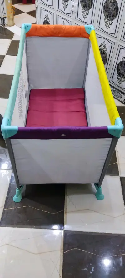 سرير اطفال هابط كابة 😍✨🇲🇫  نظيف 10/10