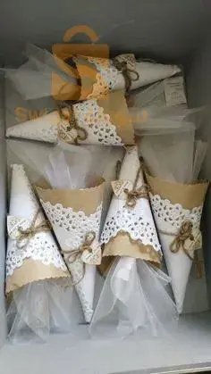 مناديل مطوية وتوزيعات