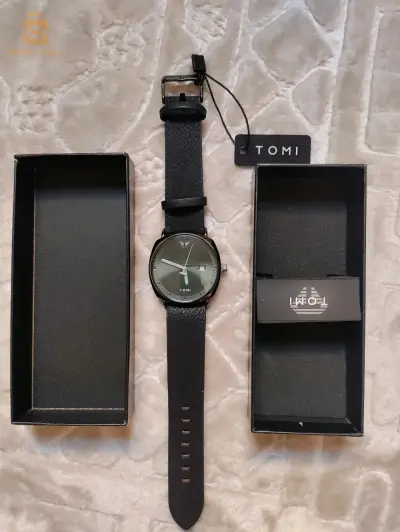 Une montre de Tomi convient pour un coffret cadeau et une quantité limitée