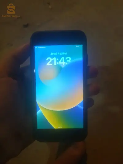 ?iPhone 8 état 8/10 ala gal darba li fi laryar machi mftoh ga3 w machi libiry officiel (mdm) batry 89 stocag 64