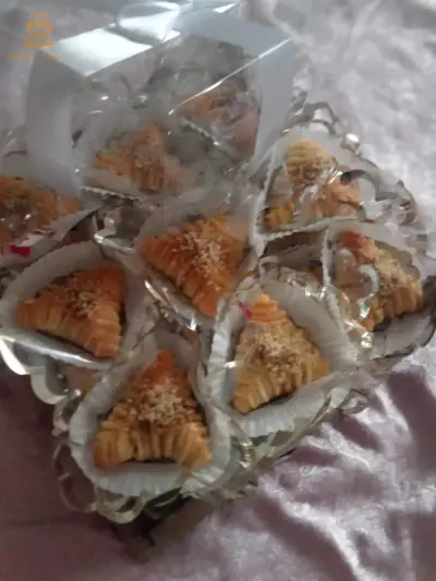 حلوة منقشة معسلة ومحشية