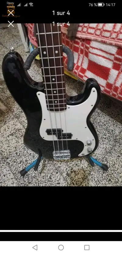 Une guitare basse squier