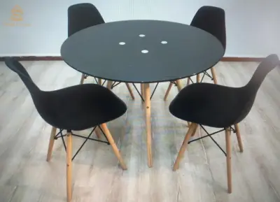 Table scandinave de 4 chaises en verre /  Noir