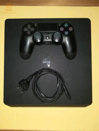 ps4 slim (1TB)
