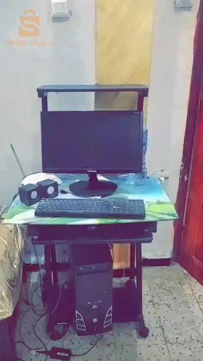 حاسوب للبيع 
في حالة جيدة 
مع طاولة حاسوب
