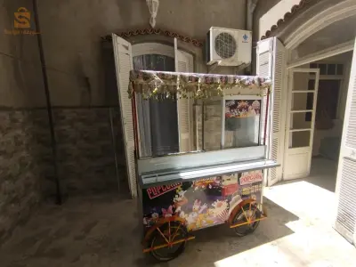 آلة صنع الفشار+طاولة