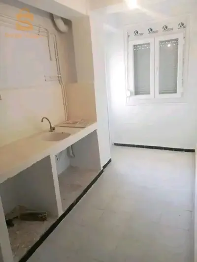 شقة للبيع ف3 بسعر مغري و بلاصة شابة وقريبة للمارشي كوفار الهضبة بودواو طابق الرابع
