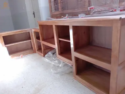 elements de cuisine ,superieur et inferieur, sans porte, en bois rouge, neuf jamais installé, gorme de pose en L, et element sur réfrigérateur.