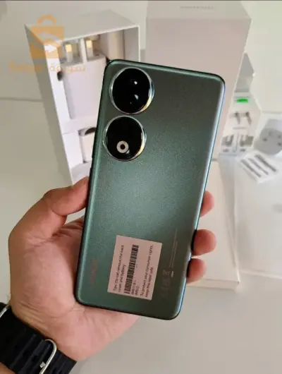 Le Honor 90 est un smartphone haut de gamme qui a été dévoilé en mars dernier. Il est équipé d'un écran AMOLED de 6,7 pouces avec un taux de rafraîchissement de 120 Hz, d'un processeur Qualcomm Snapdragon 8 Gen 1 Accelerated Edition, de 8 Go ou 12 Go de RAM, de 128 Go ou 256 Go de stockage interne, d'une caméra principale de 200 MP, d'une caméra ultra-large de 12 MP, d'une caméra macro de 2 MP et d'une caméra portrait de 50 MP, le tout tournant sur du Android 13. Il dispose également d'une batterie de 4900 mAh avec une SuperCharge de 66 W. Il est disponible en 3 coloris (Diamond silver, Midnight black ou Emerald green).