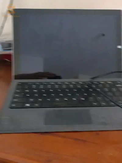 Microsoft surface pro 3 avec chargeur en bonne état