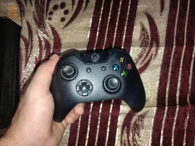 Xbox one x 1tb avec Manette original étet 9/10
