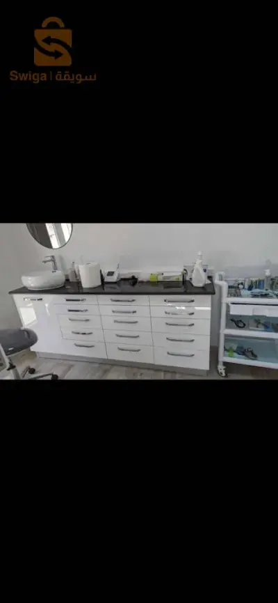 الأثاث الطبي مع الشحن والتركيب في جميع أنحاء الجزائر 
هل تفكر في تجديد عيادتك؟ هل ستنتقل إلى موقع جديد أو تفتح موقعًا جديدًا؟ إذا كانت إجابتك بنعم، فمن المؤكد أنك تبحث بالفعل عن أثاث  طبي ، أو لأي نوع من العيادات التي تفكر في افتتاحها.

يتكيف أي من أثاثنا بسهولة مع الحلول المختلفة
، يمكن تخصيصه بسهولة وفقًا للوحدات أو الملحقات التي يحتاجها نوع العيادة الخاص بك

إذا كنت ستنقل موقع عيادتك، ففكر أولاً فيما إذا كان من الممكن إعادة استخدام أثاثك. لا تنتظر حتى اللحظة الأخيرة للتحقق مما إذا كان الأثاث يناسب المساحة الجديدة. قم بإجراء القياسات في أسرع وقت ممكن وتحقق من المساحة الجديدة التي يمكنهم وضعها فيها. كما أن التوصيلات الكهربائية والمياه تتطابق مع الأثاث السابق.

في حالة أن الأثاث السابق يمكن التخلص منه أو كنت تفكر في تجديد الأثاث الحالي، فلا تقلق، كل شيء سيكون أكثر بساطة، حيث أن مصنعي الأثاث الطبي أنفسهم سيكونون مسؤولين عن قياس كل شيء. هناك ثروة من الأثاث الطبي لعيادتك والتي ستوفر لك بيئة رعاية المرضى التي طالما حلمت بها.

 إذا لم تكن التوصيلات الكهربائية والمياه جاهزة بعد، فاستشرنا قبل القيام بعملية التوزيع. من خلال سنوات خبرتنا في تصنيع وتركيب الأثاث في العديد من العيادات  الطبية