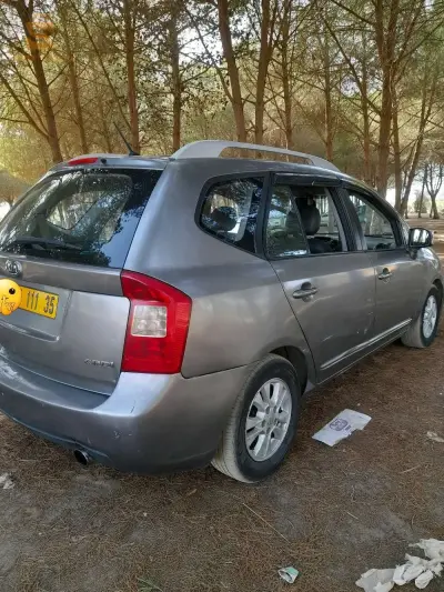 a venereal Kia carens