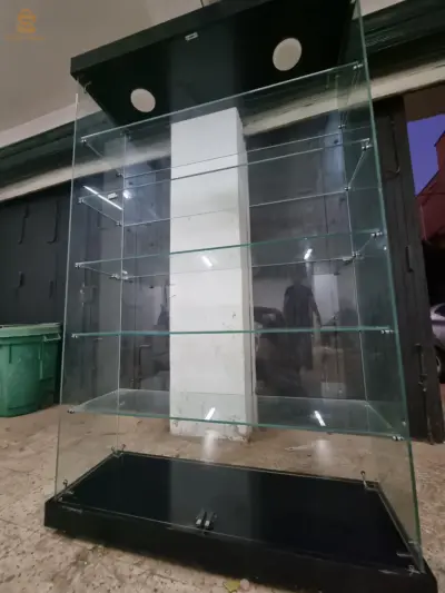 je vend une vitrine 1.25m/40cm