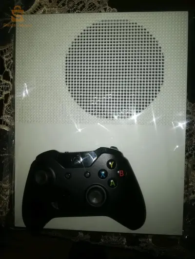 Xbox One S en vente en manette originale + Tiki Garonte + fils originaux + quelques jeux payants et