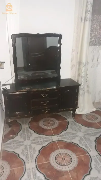 حاطب احمر في حال جديد من يريد خزانة ملابس كبيرة جدا