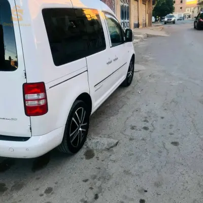 فيه رتوشا فوق المنجل على جيهة مقابلة لشيفور