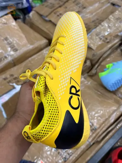 Soulier tout terrain CR7 ( 1 )