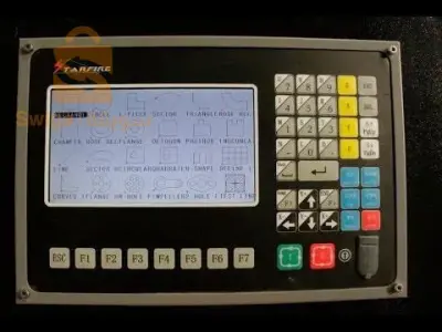 .Machine CNC des deux types : plasma et routeur Opérateur