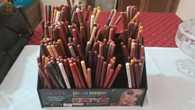 crayon à lèvres et yeux  original
