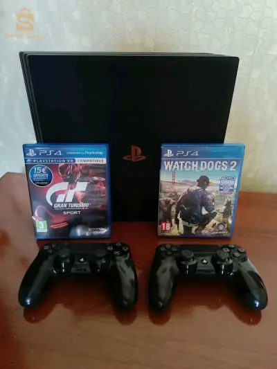 PS4 PRO + 2 MANETTES ORIGINALES V2 + JEUX