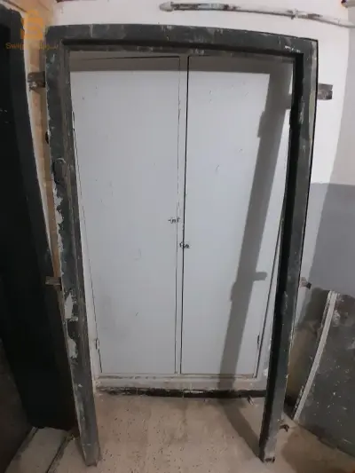 Porte en fer neuve en bonne santé  Et il a un cadre