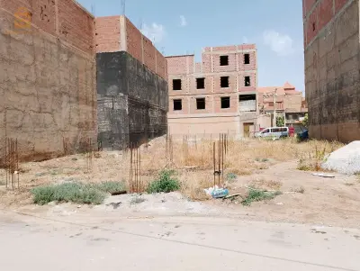 Un terrain dans le quartier de Riyad à Batna