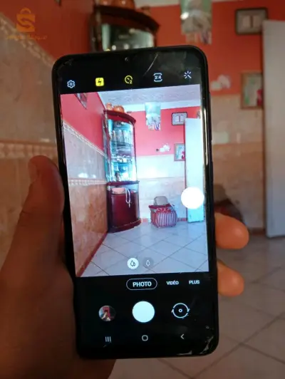 samsung A10 fih kolchi kadm fih darb ghir saghir rhi fi taswir