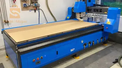 .Machine CNC des deux types : plasma et routeur Opérateur