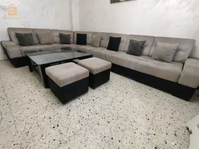 صالون و طاولتان
