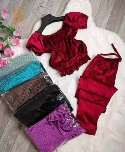منامة من قطعتين مصنوعة بقطيفة مخططة خفيفة🌹