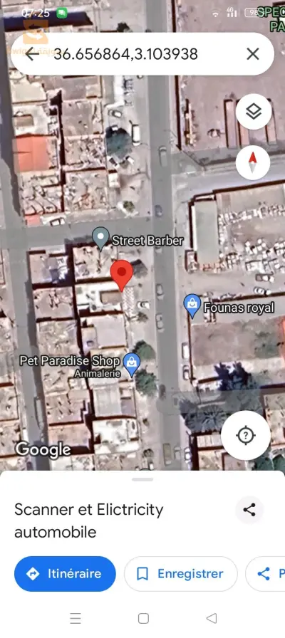 فيلا ذات طابقين و محلين في منطقة تجارية