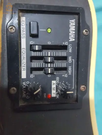 guitar électro-acoustique  yamaha avec un amplificateur pour guitar basse