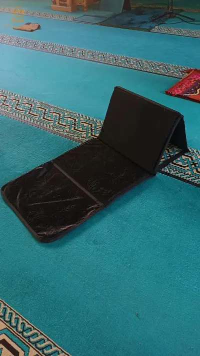 نقدم لك سجادة الصلاة الفاخرة والقابلة للطي، تصميم طبي مبطن مصنوعة من قماش عالي الجودة كما تأتي بمسند يمكنك الإسترخاء عليه عند الجلوس والقراءة، إضافة إلى حقيبة تسهل عليك حملها نقلها معك بسهولة.    

جيب مدمج لوضع هاتفك أو الأغراض أثناء تنقلك ورحلاتك.
حقيبة تسهل عليك حملها نقلها معك.