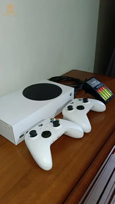 Xbox series s + 2 Controller + Battery charger + Card 50 euros