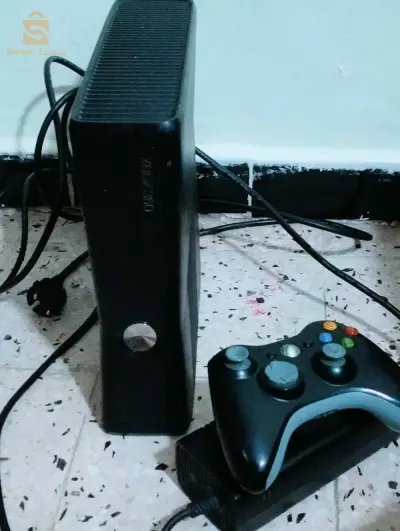 Xbox360 slimفي حالة جيدةmanate 1