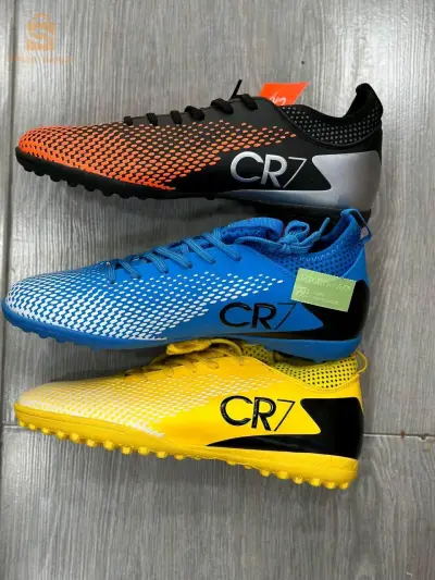 Soulier tout terrain CR7 ( 1 )