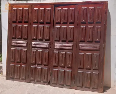 portail en bois rouge