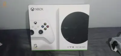 xbox series s avec boîte et manette utiliser 1 mois très bon état